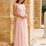 večerní šaty HUSH|V výstřih bez rukávů s plisováním z chiffon | Evening Dresses | Elora Praha