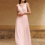 večerní šaty HUSH|V výstřih bez rukávů s plisováním z chiffon | Evening Dresses | Elora Praha