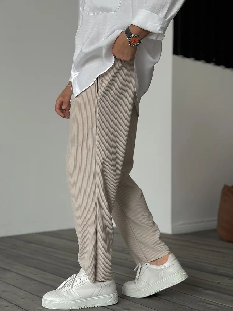 Tomáš – Pánské Relax Fit Plisované Kalhoty – Elegantní a Pohodlný Každodenní a Business Styl | | Elora Praha