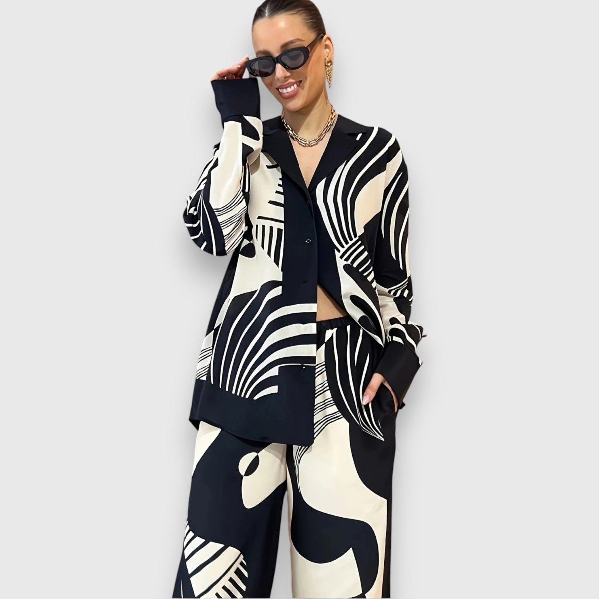 Raminta™ - Dvoubarevná souprava s elegantním geometrickým designem | | Elora Praha