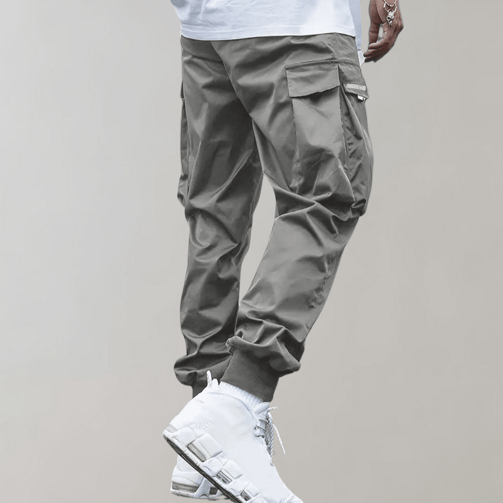 Tomáš – Pánské Cargo Joggingové Kalhoty – Fialové Streetwear Kalhoty s Kapsami na Zip a Náplety | | Elora Praha