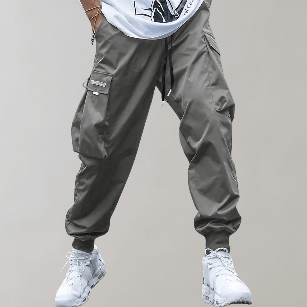 Tomáš – Pánské Cargo Joggingové Kalhoty – Fialové Streetwear Kalhoty s Kapsami na Zip a Náplety | | Elora Praha