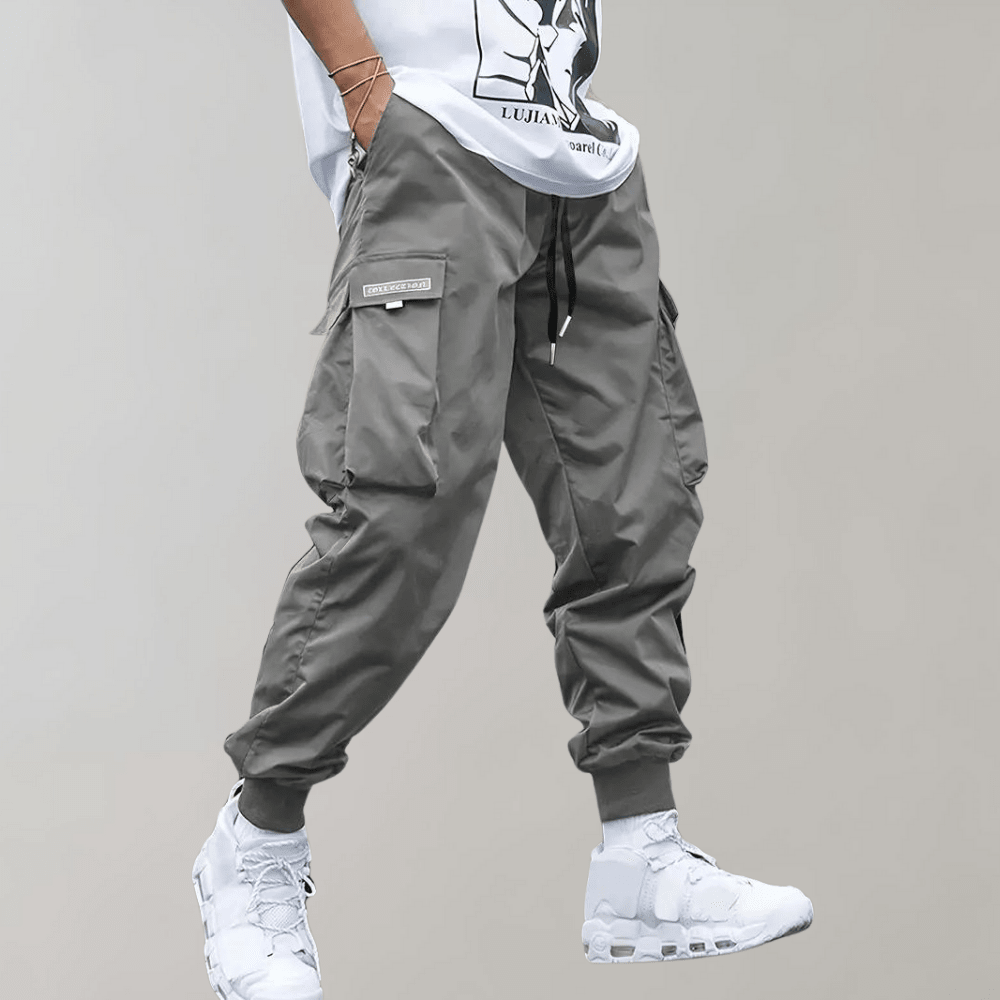 Tomáš – Pánské Cargo Joggingové Kalhoty – Fialové Streetwear Kalhoty s Kapsami na Zip a Náplety | | Elora Praha