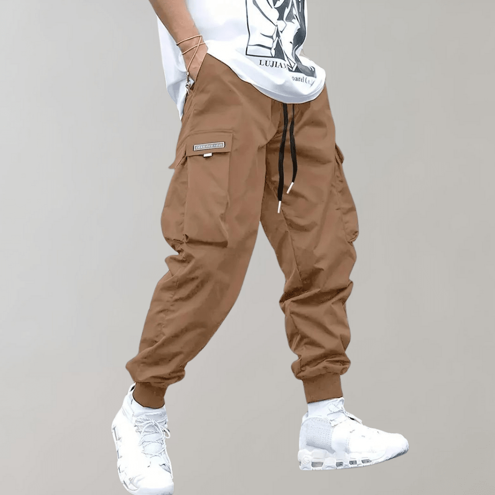 Tomáš – Pánské Cargo Joggingové Kalhoty – Fialové Streetwear Kalhoty s Kapsami na Zip a Náplety | | Elora Praha
