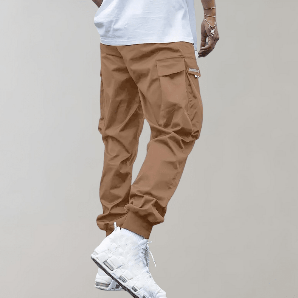 Tomáš – Pánské Cargo Joggingové Kalhoty – Fialové Streetwear Kalhoty s Kapsami na Zip a Náplety | | Elora Praha