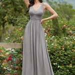 večerní šaty HUSH|V výstřih bez rukávů s plisováním z chiffon | Evening Dresses | Elora Praha
