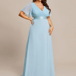 MONICA | Dlouhé šaty pro družičky s empírovým pasem a krátkými volánkovými rukávy | Bridesmaid Dresses | Elora Praha