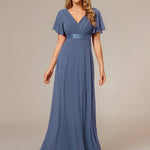 MONICA | Dlouhé šaty pro družičky s empírovým pasem a krátkými volánkovými rukávy | Bridesmaid Dresses | Elora Praha