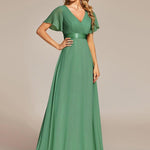 MONICA | Dlouhé šaty pro družičky s empírovým pasem a krátkými volánkovými rukávy | Bridesmaid Dresses | Elora Praha
