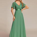 MONICA | Dlouhé šaty pro družičky s empírovým pasem a krátkými volánkovými rukávy | Bridesmaid Dresses | Elora Praha