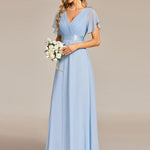 MONICA | Dlouhé šaty pro družičky s empírovým pasem a krátkými volánkovými rukávy | Bridesmaid Dresses | Elora Praha