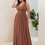 večerní šaty HUSH|V výstřih bez rukávů s plisováním z chiffon | Evening Dresses | Elora Praha