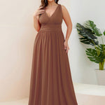 večerní šaty HUSH|V výstřih bez rukávů s plisováním z chiffon | Evening Dresses | Elora Praha