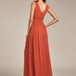 večerní šaty HUSH|V výstřih bez rukávů s plisováním z chiffon | Evening Dresses | Elora Praha