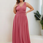 večerní šaty HUSH|V výstřih bez rukávů s plisováním z chiffon | Evening Dresses | Elora Praha