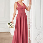 večerní šaty HUSH|V výstřih bez rukávů s plisováním z chiffon | Evening Dresses | Elora Praha