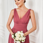 večerní šaty HUSH|V výstřih bez rukávů s plisováním z chiffon | Evening Dresses | Elora Praha