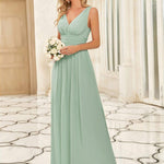 večerní šaty HUSH|V výstřih bez rukávů s plisováním z chiffon | Evening Dresses | Elora Praha