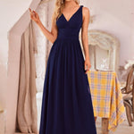 večerní šaty HUSH|V výstřih bez rukávů s plisováním z chiffon | Evening Dresses | Elora Praha