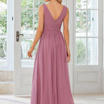 večerní šaty HUSH|V výstřih bez rukávů s plisováním z chiffon | Evening Dresses | Elora Praha