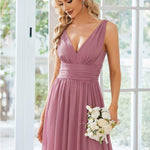 večerní šaty HUSH|V výstřih bez rukávů s plisováním z chiffon | Evening Dresses | Elora Praha