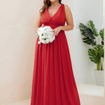 večerní šaty HUSH|V výstřih bez rukávů s plisováním z chiffon | Evening Dresses | Elora Praha