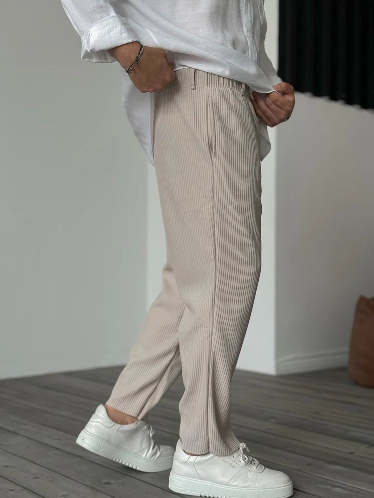 Tomáš – Pánské Relax Fit Plisované Kalhoty – Elegantní a Pohodlný Každodenní a Business Styl | | Elora Praha