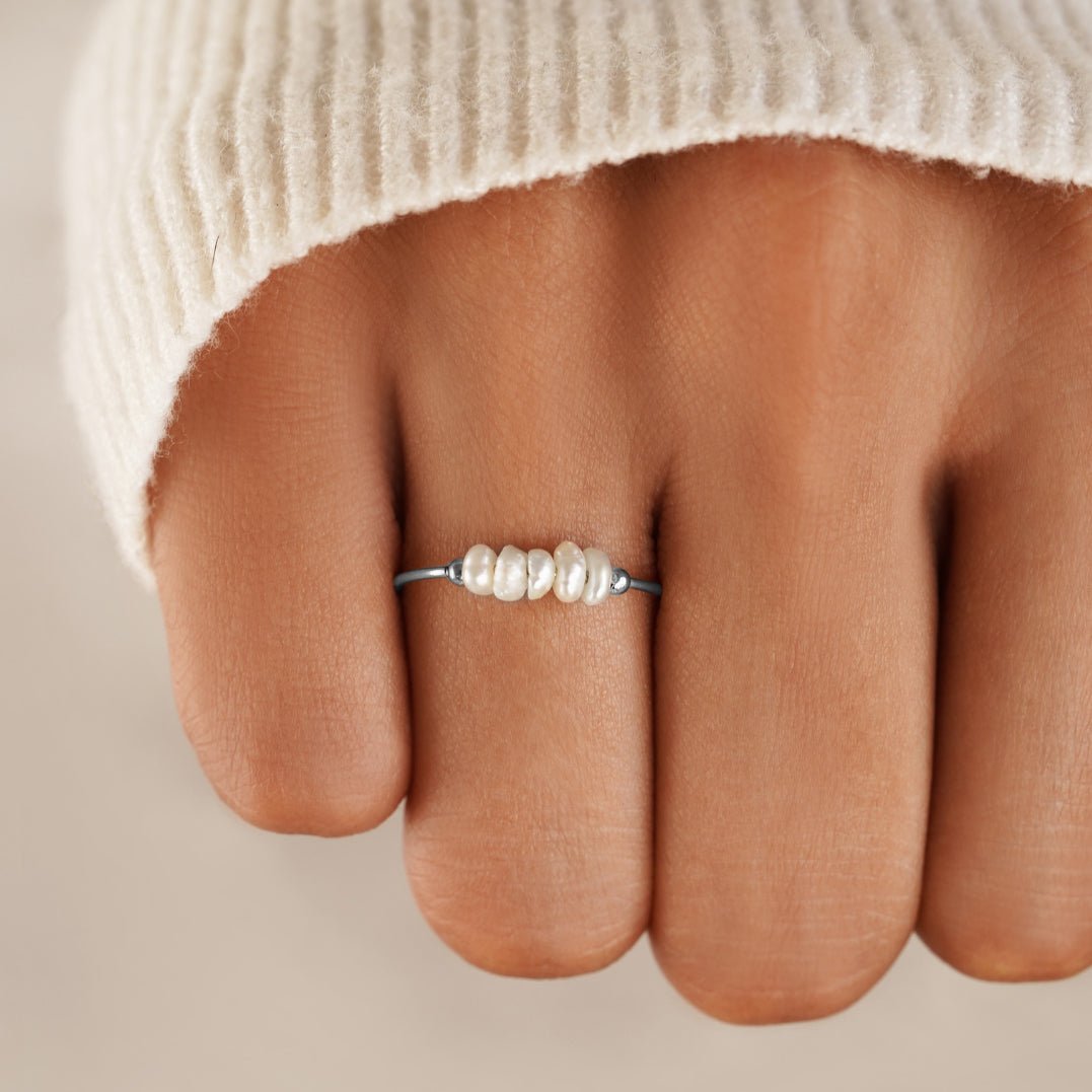 Klasický stříbrný prsten s sladkovodními perlami | Ring | Elora Praha