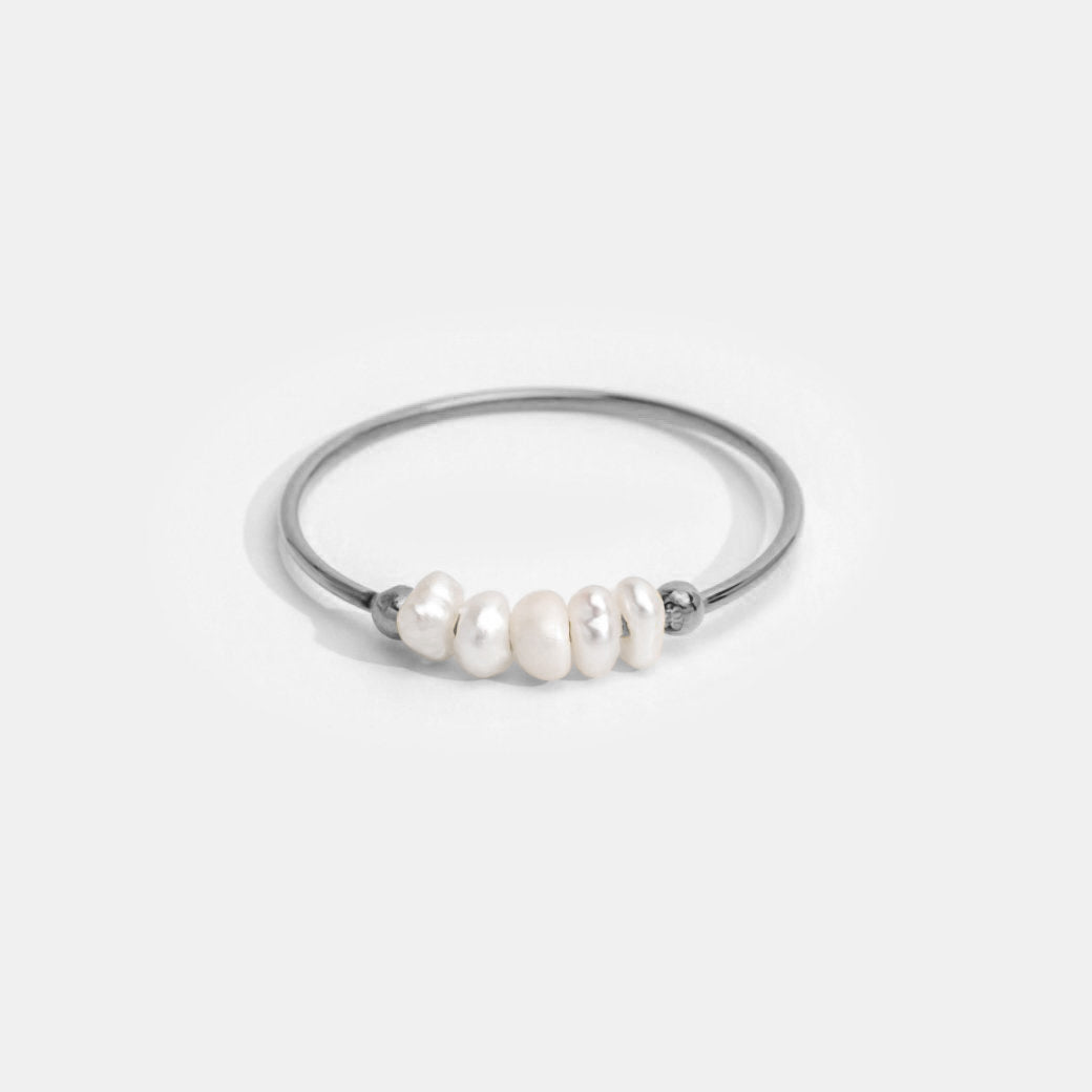 Klasický stříbrný prsten s sladkovodními perlami | Ring | Elora Praha