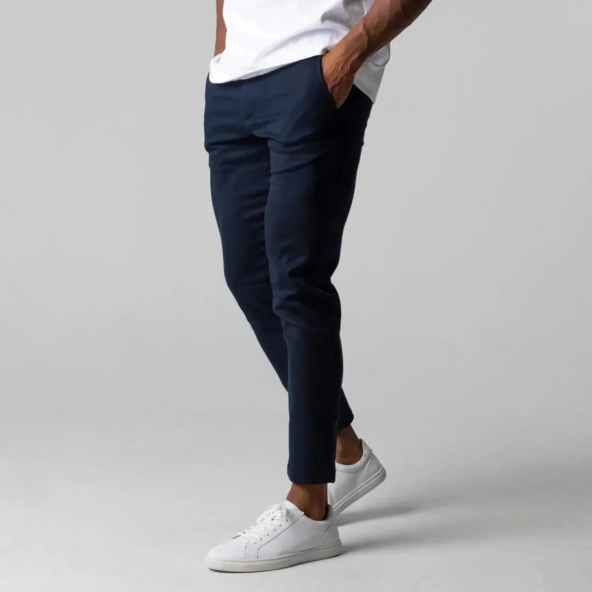 Tomáš – Pánské Slim - Fit Chino Kalhoty – Elegantní Pracovní a Volnočasové Kalhoty s Moderním Designem | | Elora Praha