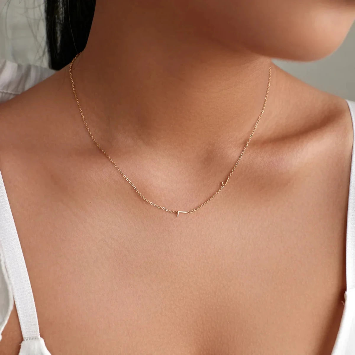Personalisierte Halskette mit seitlichem Initial | | Elora Praha