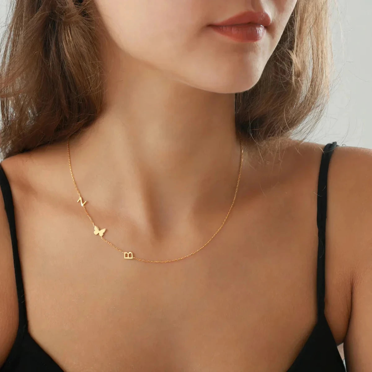 Personalisierte Halskette mit seitlichem Initial | | Elora Praha